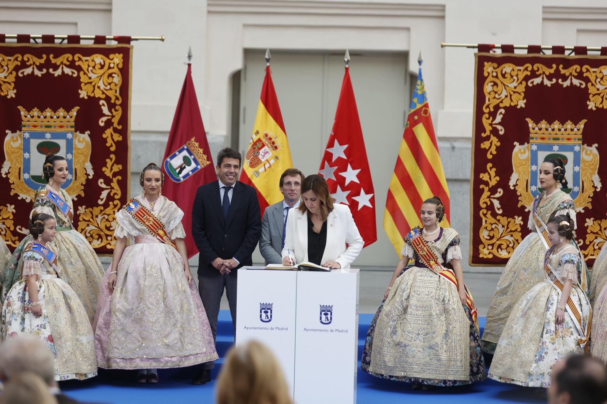 Las mejores imágenes de la recepción a las falleras en el Ayuntamiento de Madrid