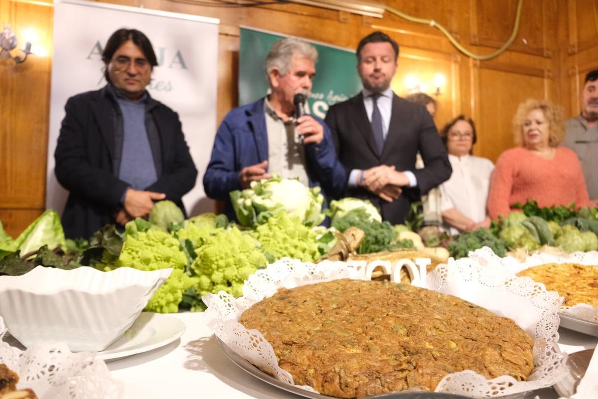 El acto sirve para presentar productos hechos con hortalizas del Camp d'Elx, como esta tortilla de alcachofa
