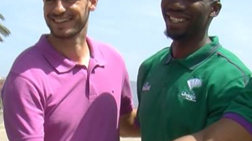 Carlos Jiménez con Trevor Mbakwe, en su presentación.