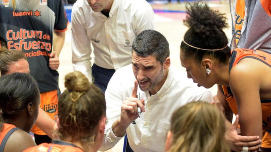 Rubén Burgos da instrucciones a sus jugadoras.