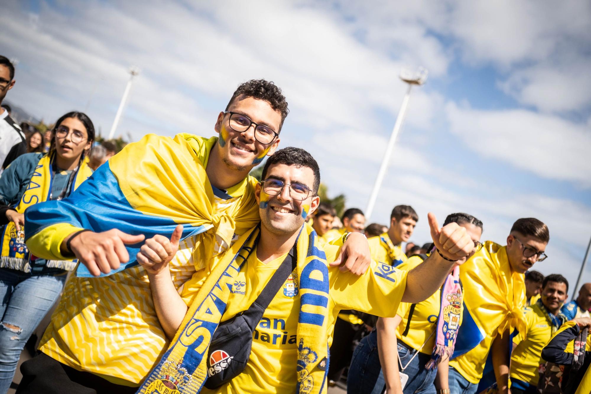 Los aficionados de la UD Las Palmas se dirigen al Heliodoro