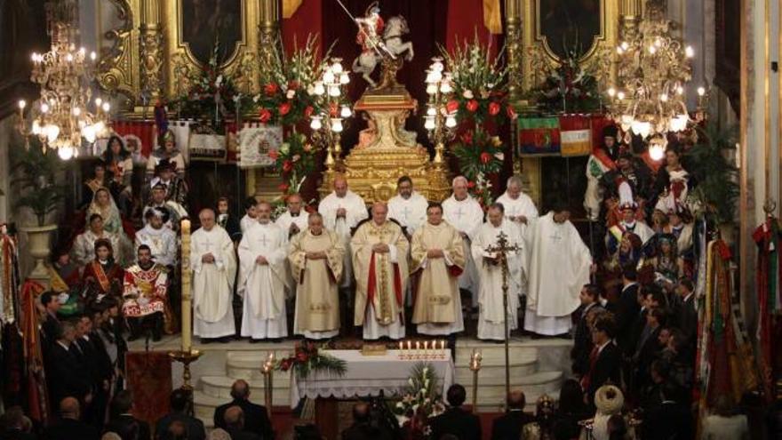 La iglesia estaba abarrotada de festeros y vecinos que acudieron a la misa en honor a San Jorge.