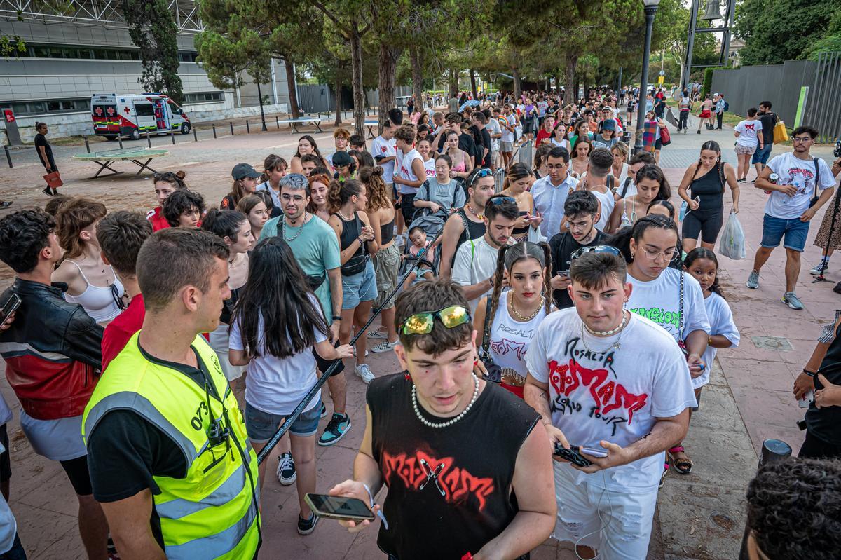 Ambiente en la cola antes del concierto de Rosalía