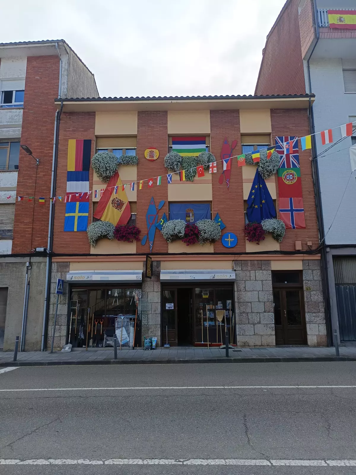 Arriondas se engalana para Les Piragües