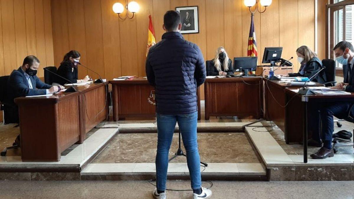 El acusado, durante el juicio celebrado ayer en Vía Alemania.