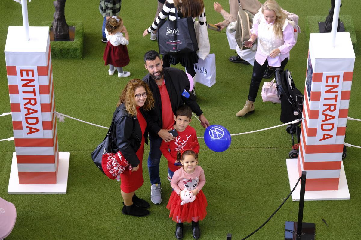 Tania Betancor, su marido y sus dos hijos esperan su turno para entrar en la Casa de Navidad de Alisios