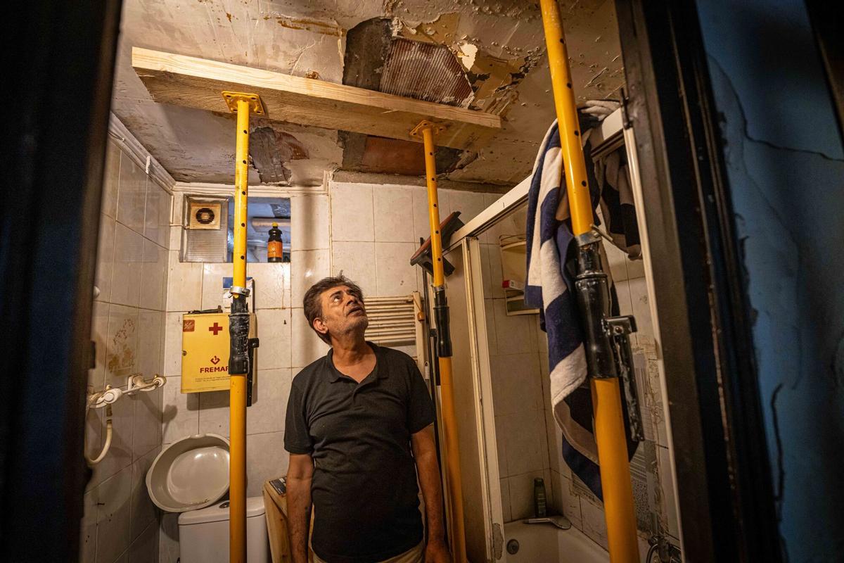 Familias desalojadas de un bloque afectado por aluminosis en el barrio del Besòs durante el reportaje de El Periódico, tras verse obligadas a abandonar sus viviendas por el riesgo estructural del edificio. El reportaje recoge también el testimonio de vecinos de las dos escaleras afectadas. A 29 de julio de 2026. Sociedad. AUTOR: MANU MITRU