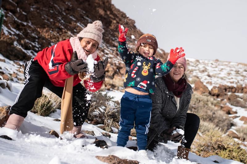 Los tinerfeños disfrutan de la nieve en el Teide