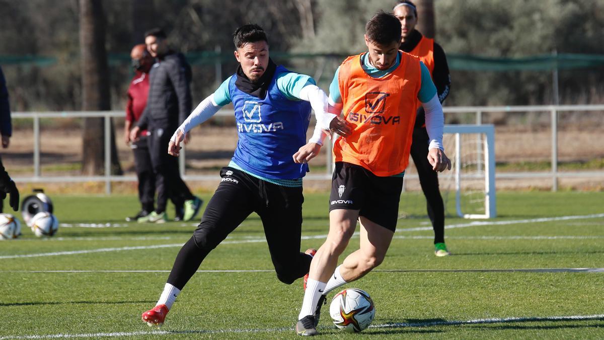 Alejandro Viedma presiona a Omar Perdomo en un entrenamiento.