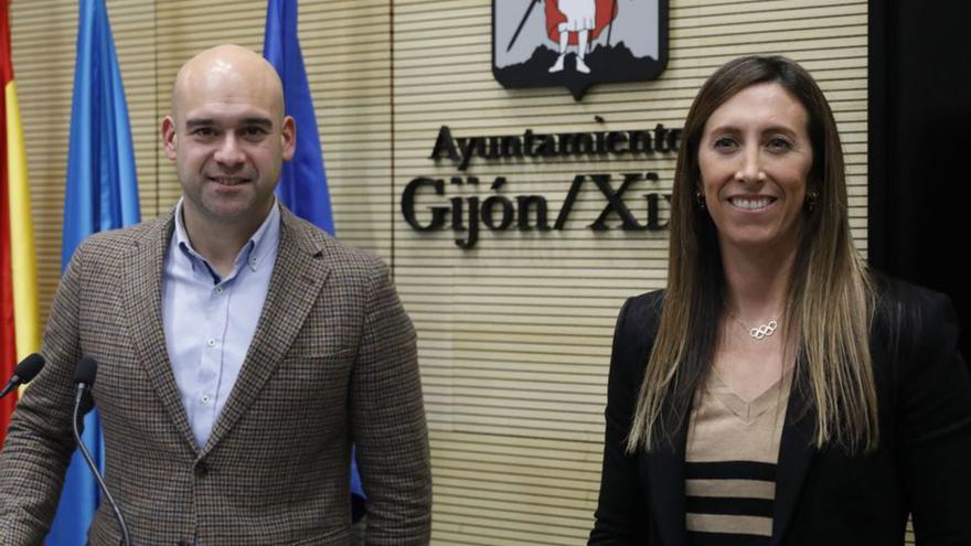 Jesús Martínez Salvador y Ángela Pumariega, ayer, en el Ayuntamiento de Gijón. | Marcos León