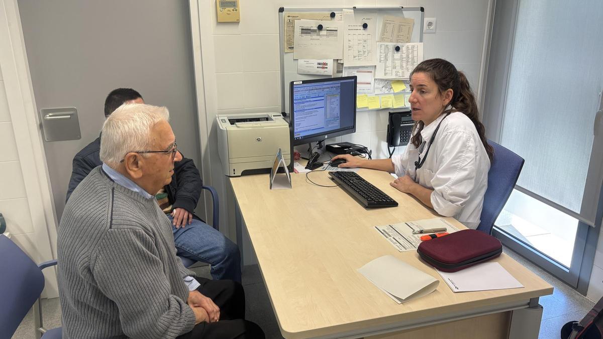 Una metgessa de les Planes d'Hostoles atén dos usuaris.