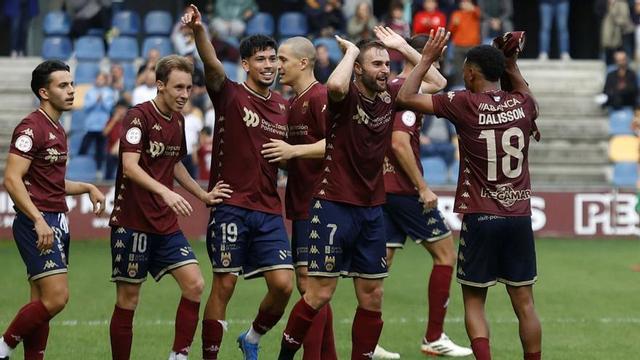 El Pontevedra celebra uno de sus goles al Rayo Cantabria.