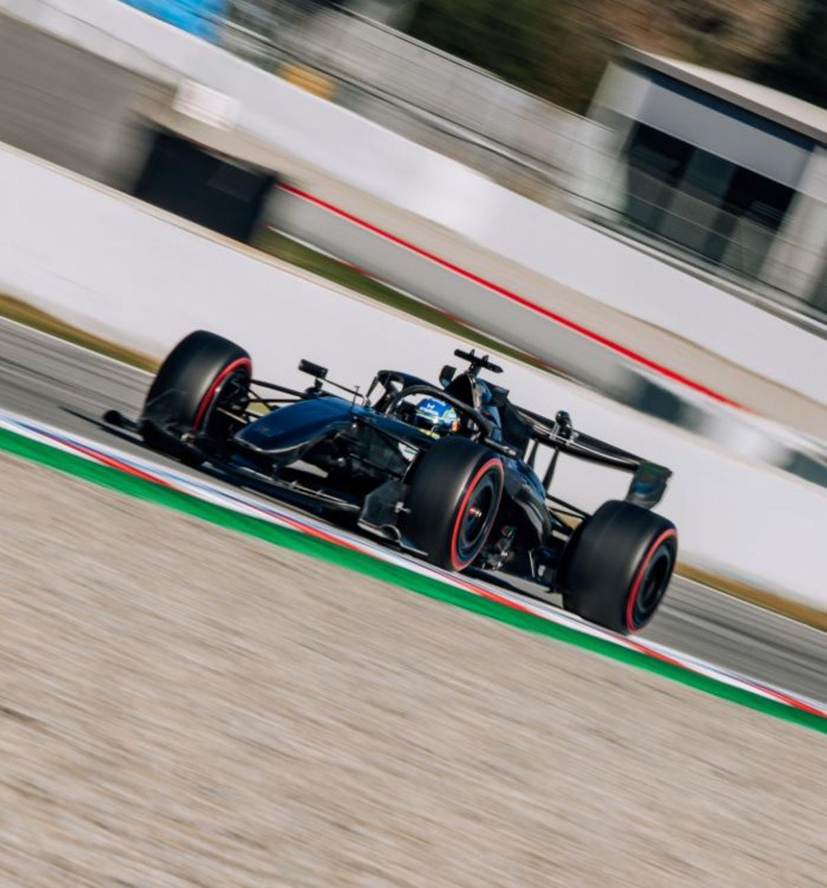 Alonso en el AMR26 compleamente negro