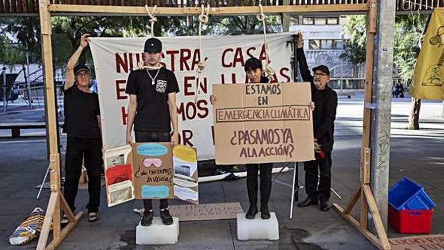 Acto de la Plataforma por la Emergencia Climática en la plaza de Castilla y León.