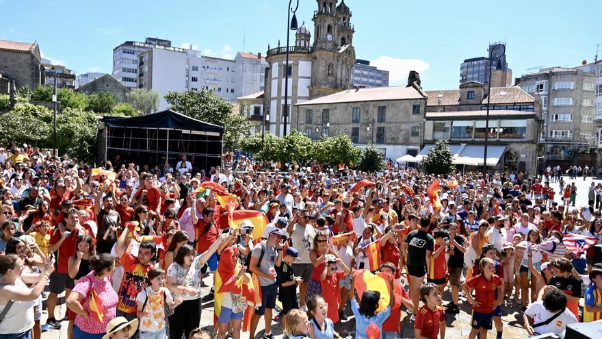 La fiesta de España en el Mundial tiñe Pontevedra y Vigo de rojo