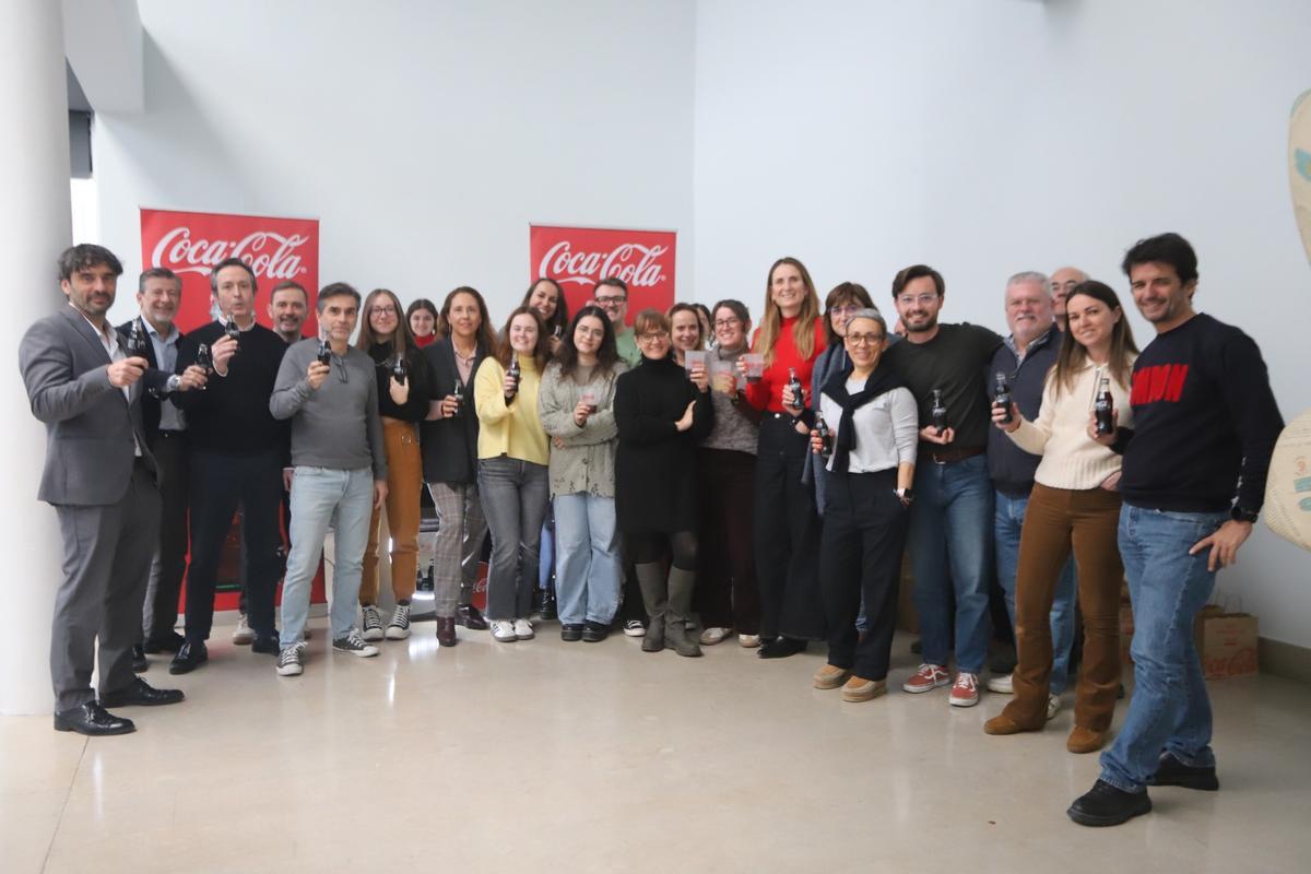 Fernando Álvarez (segundo por la izquierda), con redactores y equipo comercial de Levante-EMV.