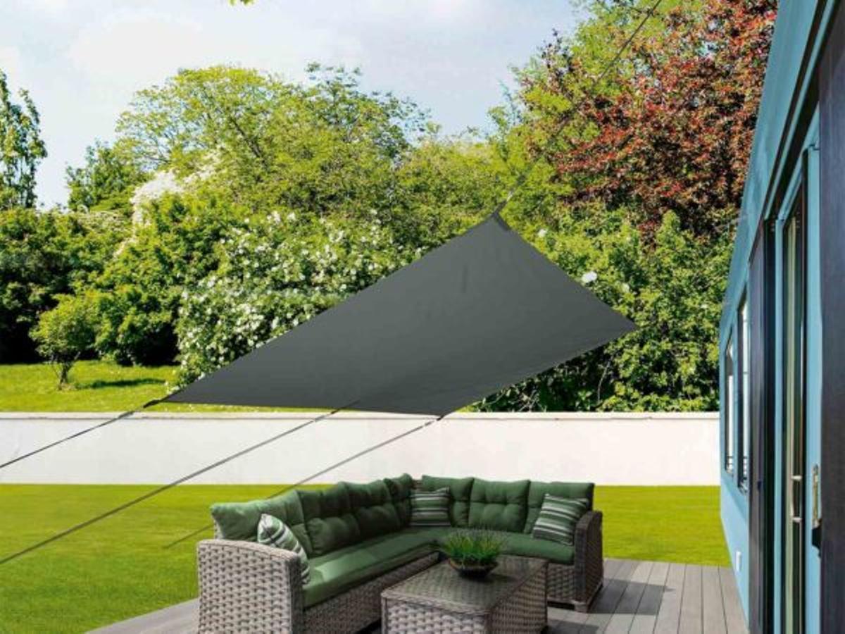 Mañana se esperan colas kilométricas en Lidl para conseguir el toldo de terraza que ofrece protección solar por menos de 15 euros: se pone en cualquier rincón