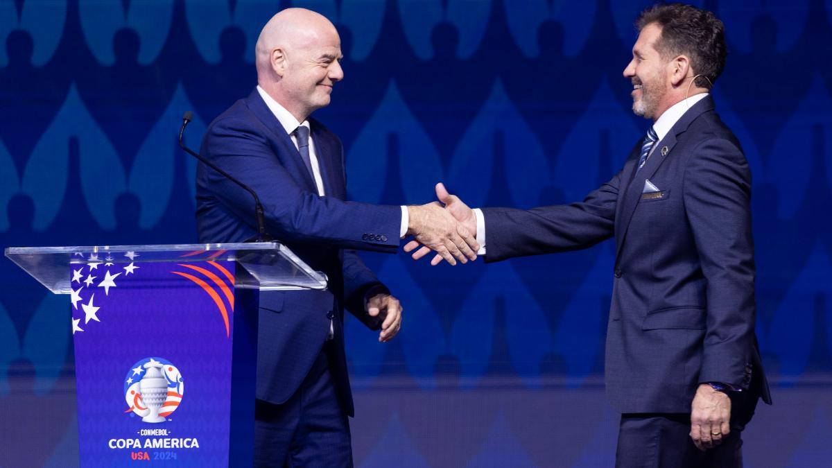 Alejandro Domínguez (derecha) saludando a Gianni Infantino