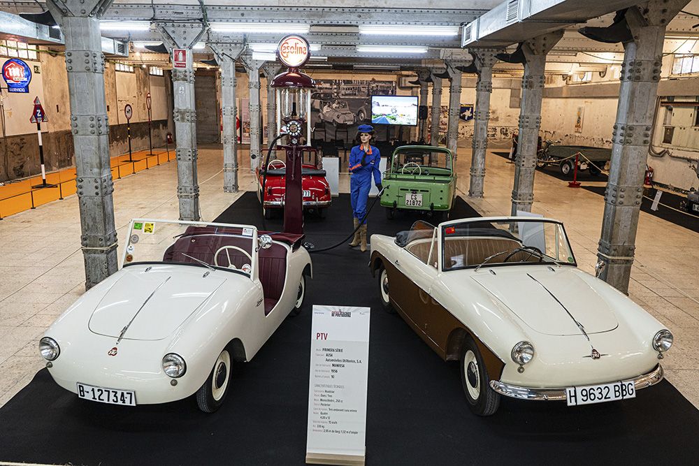 Els PTV de Manresa, presents a l’exposició de Cal Metre d’utilitaris de la postguerra La fàbrica de Manresa Automóbiles Utilitarios SA (AUSA) és present a l’exposició de Gironella sobre els cotxes nans de la postguerra amb 4 models. A la dreta, es pot veure el prototip que no va rebre l’autorització per ser fabricat en sèrie. Segons Claudi Roca, «perquè hauria estat una competència seriosa al Seat 600», que tot just acabava de sortir al mercat. Es tractava d’un model amb un motor de 400 cc, impulsat per 19 cavalls, que, segons el fabricant, podia assolir fins als 110 km/h, una velocitat que superava de molt la de la majoria de cotxes nans de l’època.