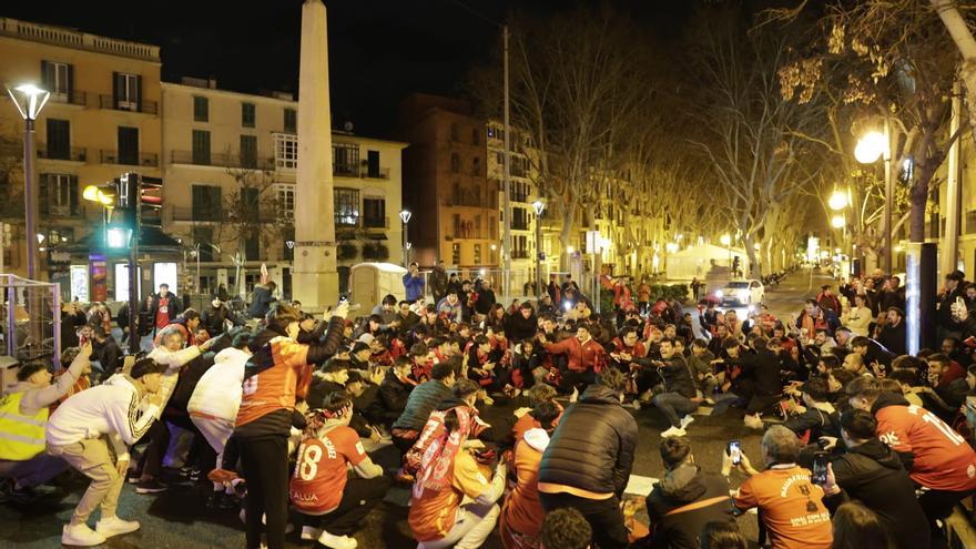 La afición del Mallorca celebra la clasificación para la Copa en la Plaza de las Tortugas