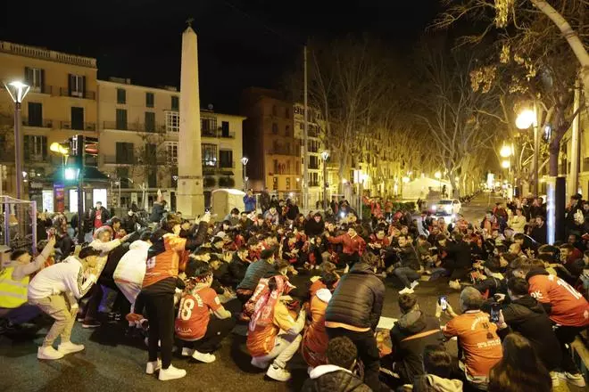 La afición del Mallorca, en la Plaza de las Tortugas celebrando el pase a la final de la Copa