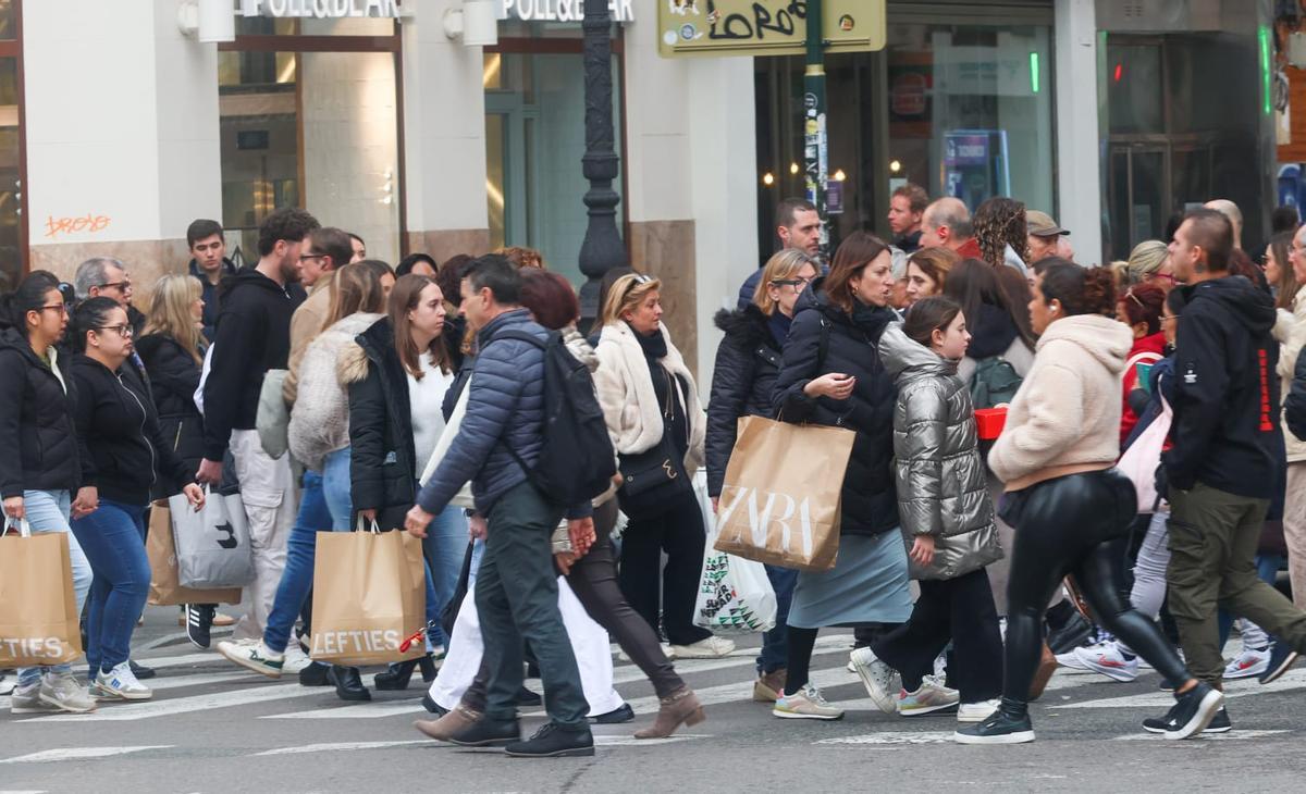 Calles abarrotadas en el centro de València para hacer las últimas compras de la Navidad