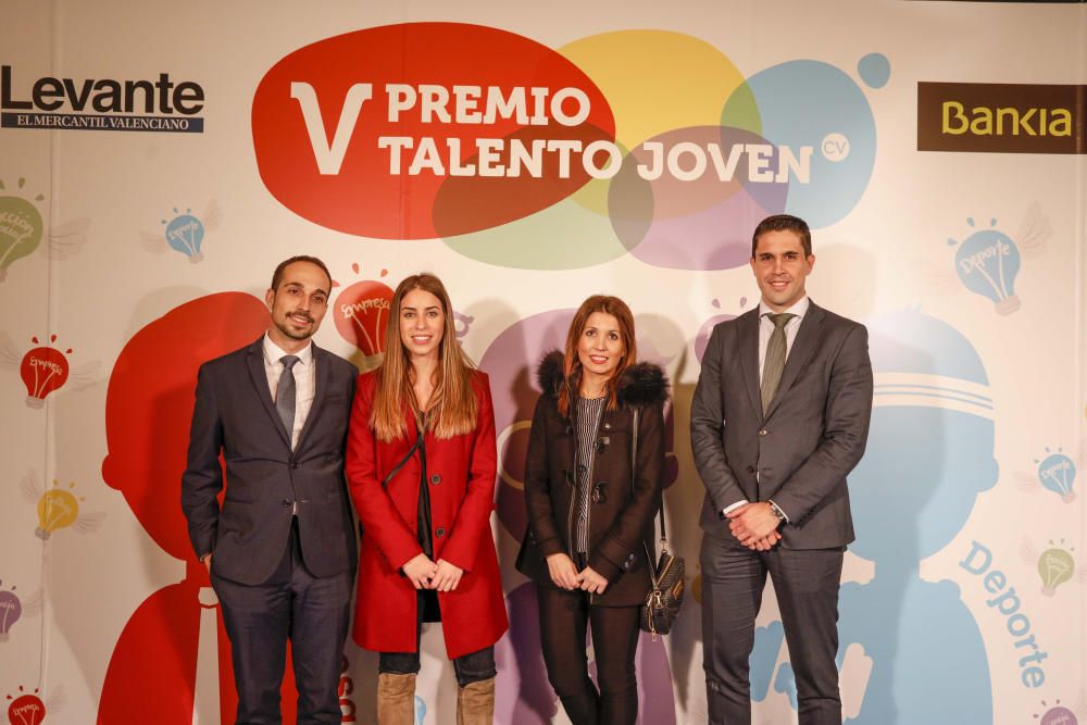 Los invitados posan en el photocall de los premios Talento Joven CV.