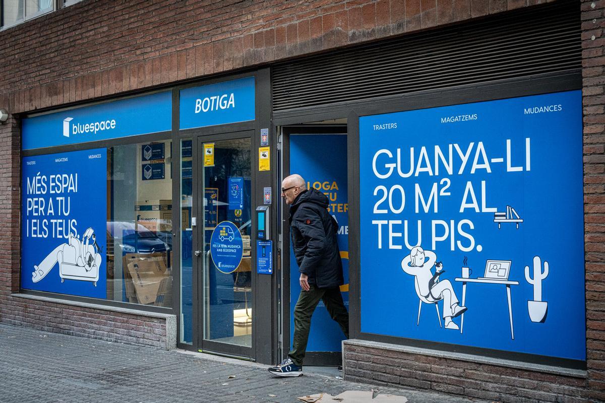 Barcelona 02/01/2026 Barcelona. El boom de los trasteros se dispara al reducirse el tamaño de las viviendas y por los cambios de vida: "En casa no tengo ya espacio". Imágenes de distintas empresas de trasteros urbanos en el centro de Barcelona: Blue space, oh my box, trasters urbans, central trasteros... AUTOR: MANU MITRU