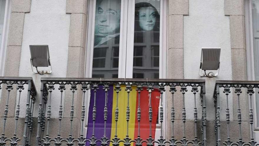 La bandera republicana, en el balcón de la Casa Casares Quiroga.