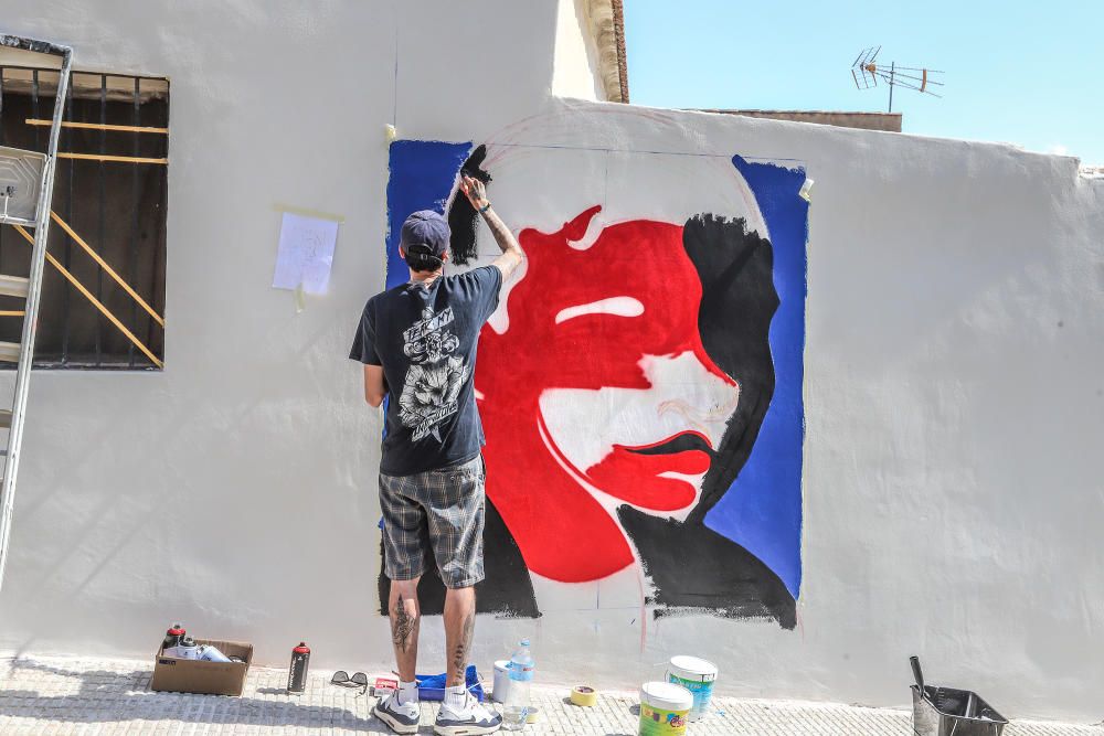 Más de doscientos murales en homenaje a Miguel Hernández engalanan el barrio de San Isidro de Orihuela