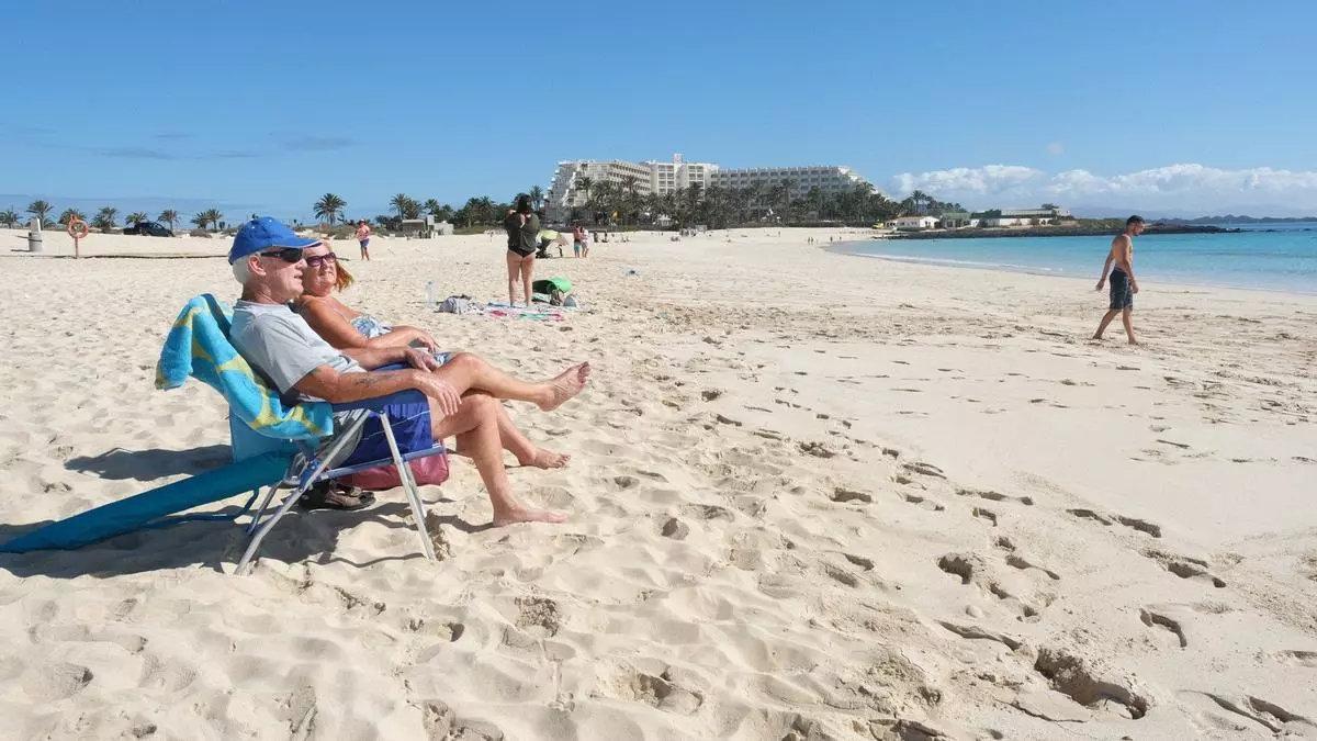 Una pareja de turistas en Fuerteventura.