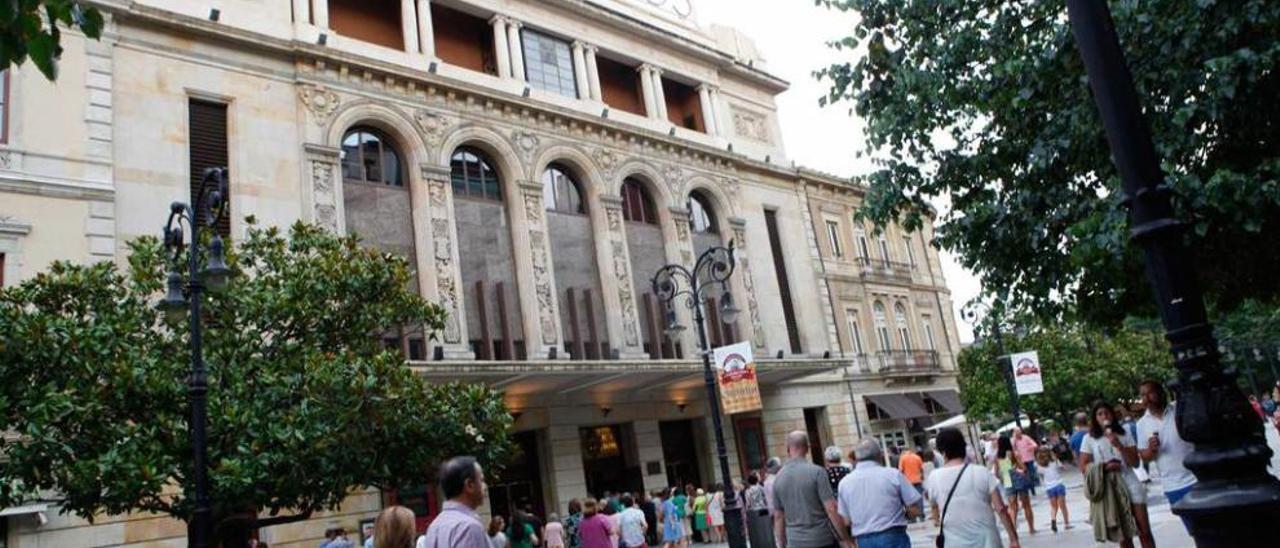 Paseantes ante el teatro Jovellanos.