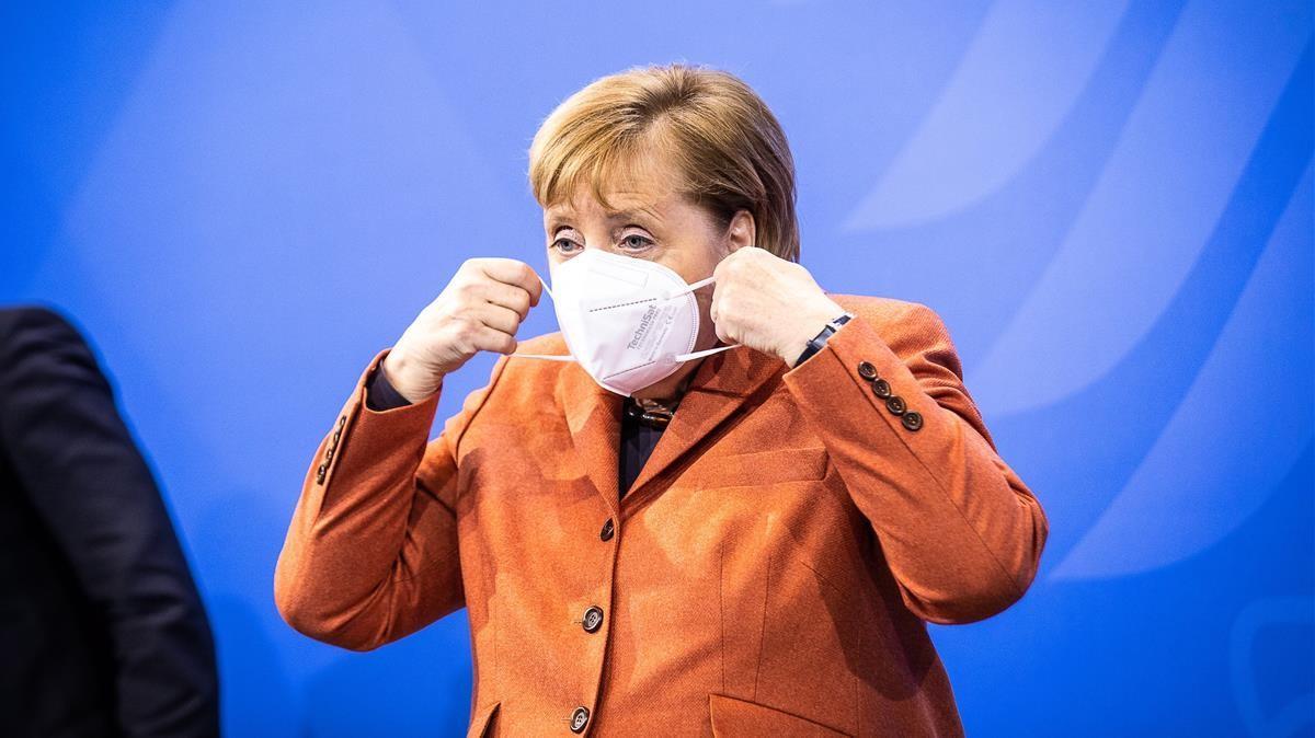 Deutschland (Germany)  13 12 2020 - German Chancellor Angela Merkel puts her face mask on during a press conference after a video conference with German State Premiers about increased anti-coronavirus measures to be implemented on upcoming 16 December  in Berlin  Germany  13 December 2020  (Alemania) EFE EPA RAINER KEUENHOF   POOL