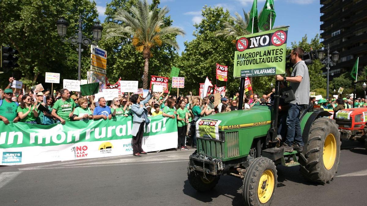 Tractorada contra las plantas solares en Castelló