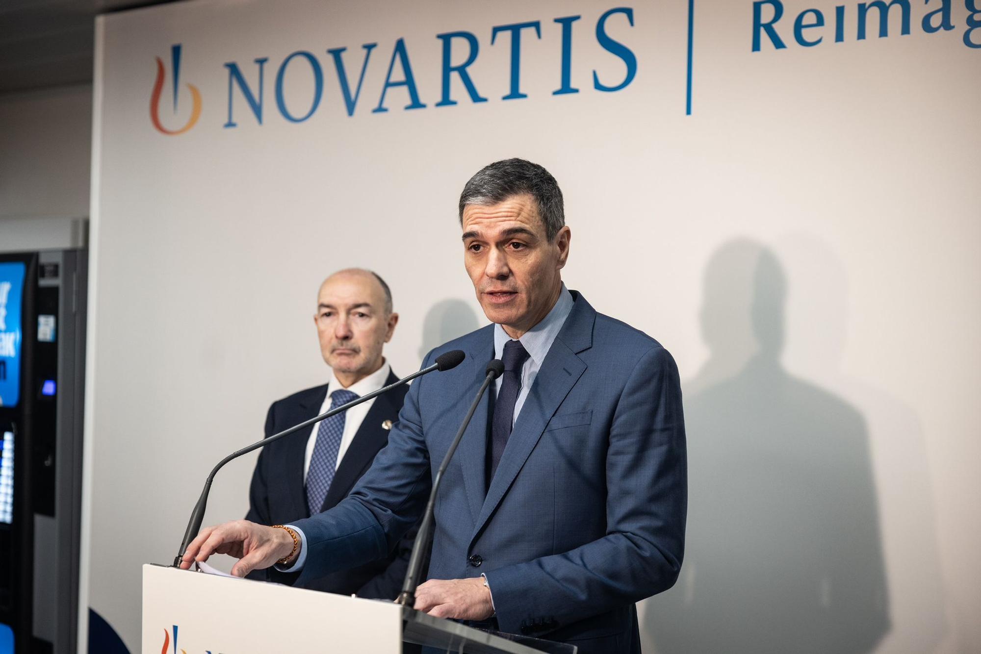 En imágenes | Pedro Sánchez visita las instalaciones de Novartis en La Almunia de Doña Godina