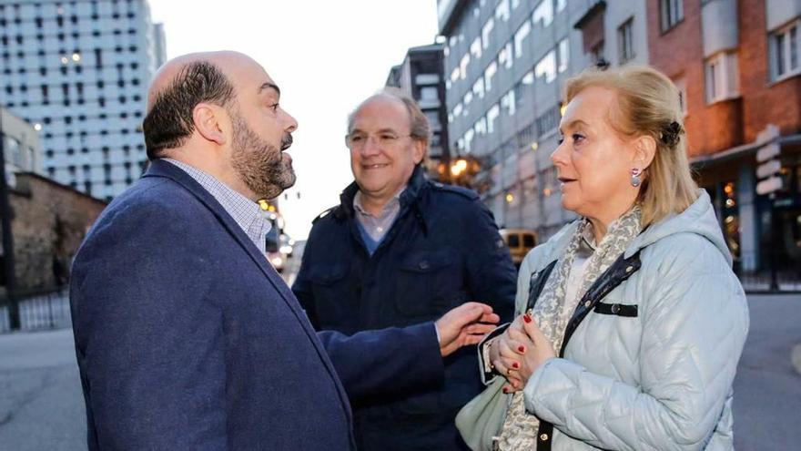 Caunedo y Fernández hablan en presencia de Cuervas-Mons, hace un mes, en Oviedo.