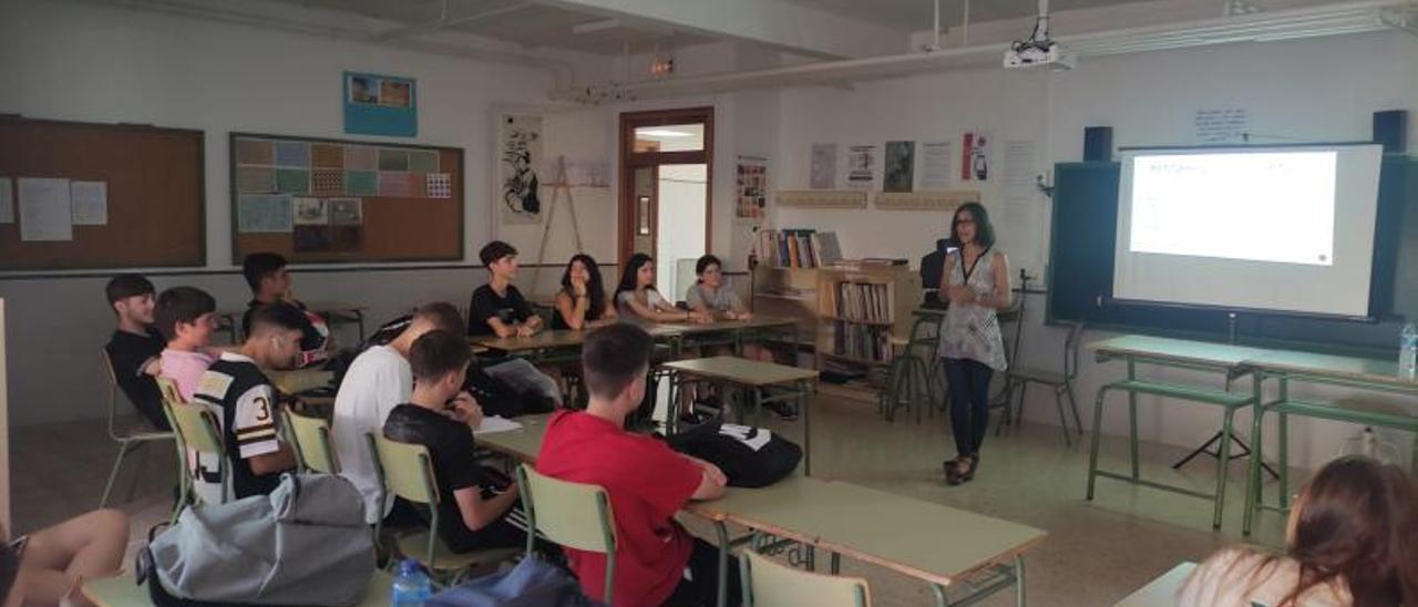 Lucía Osa, durante la charla que ofreció a alumnos deñl instituto LLopis Marí de Cullera. | LEVANTE-EMV