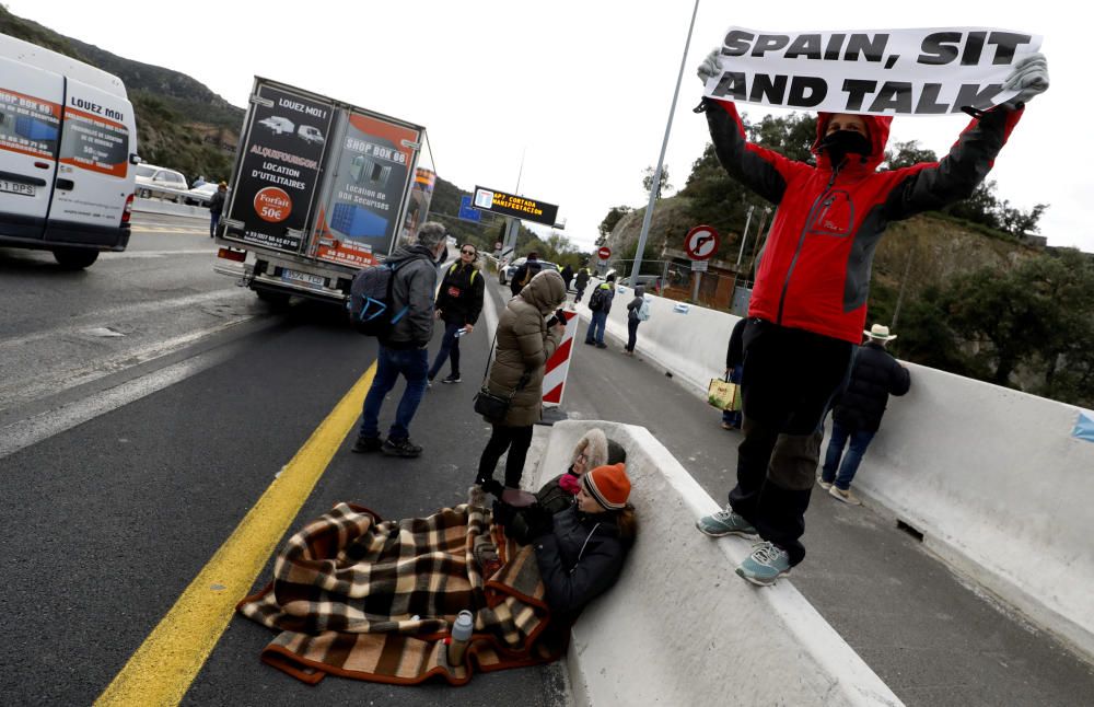 Una acció del Tsunami Democràtic talla l'AP-7 a la Jonquera