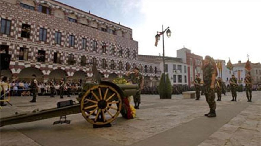 Los artilleros recuerdan en la plaza Alta el 2 de mayo