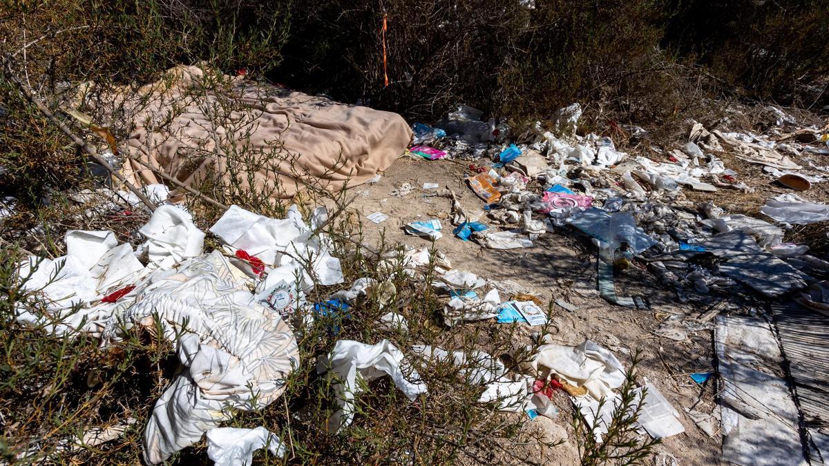 Un colchón rodeado de restos de preservativos y pañuelos, en un solar de Vistahermosa.