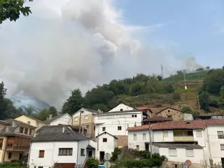 Crónica de una tarde y una noche infernales en Cangas del Narcea: el fuego acechó pueblos y el santuario del Acebo, donde hasta el cura combatió las llamas a pecho descubierto