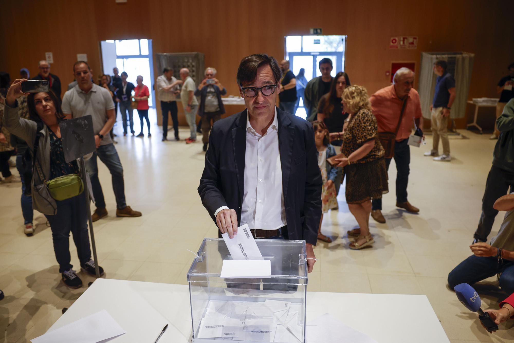 Jornada electoral en Cataluña. Votación de Salvador Illa