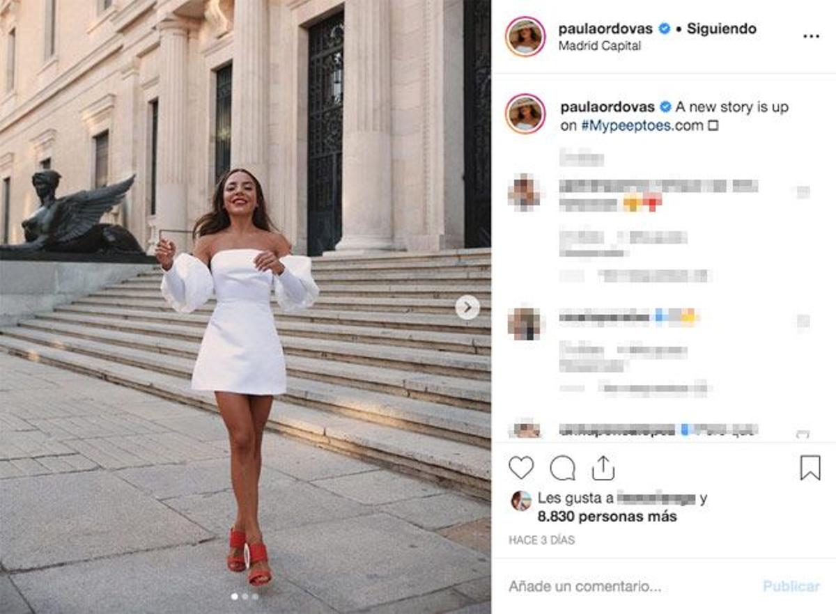 Paula Ordovás con vestido corto blanco de mangas globo de Fernando Claro