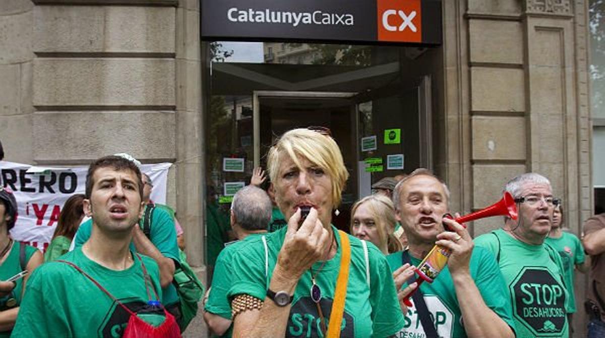 Desenes de persones de la PAH ocupen una oficina bancària a Barcelona per demanar la dació en pagament i lloguers socials.