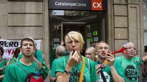 Desenes de persones de la PAH ocupen una oficina bancària a Barcelona per demanar la dació en pagament i lloguers socials.