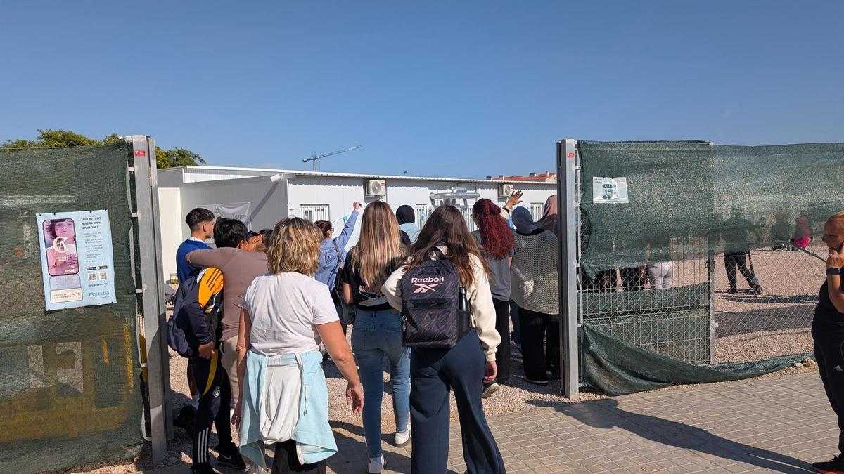 Salida de las aulas en barracoes del Ceip Orba de Alfafar.