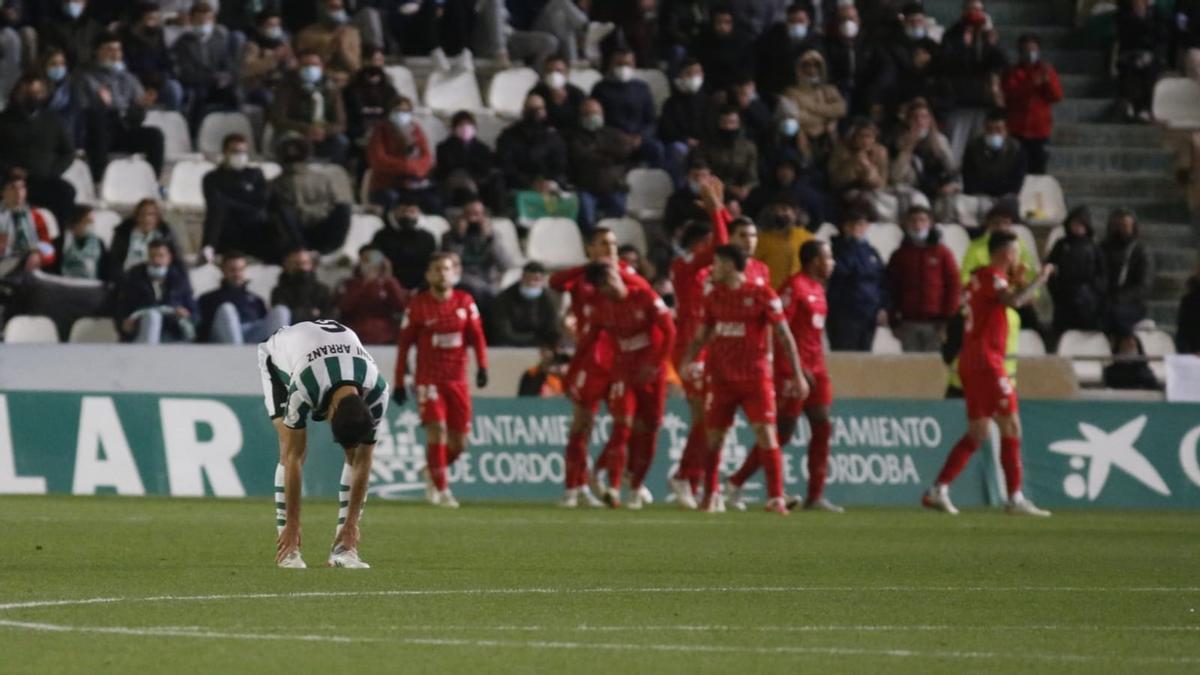 Arranz, en primer plano, con los sevillistas al fondo celebrando el gol de la victoria.