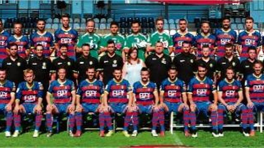 La primera plantilla de la Unió?Esportiva Llagostera es va fer ahir la foto oficial de la temporada 2014/15.