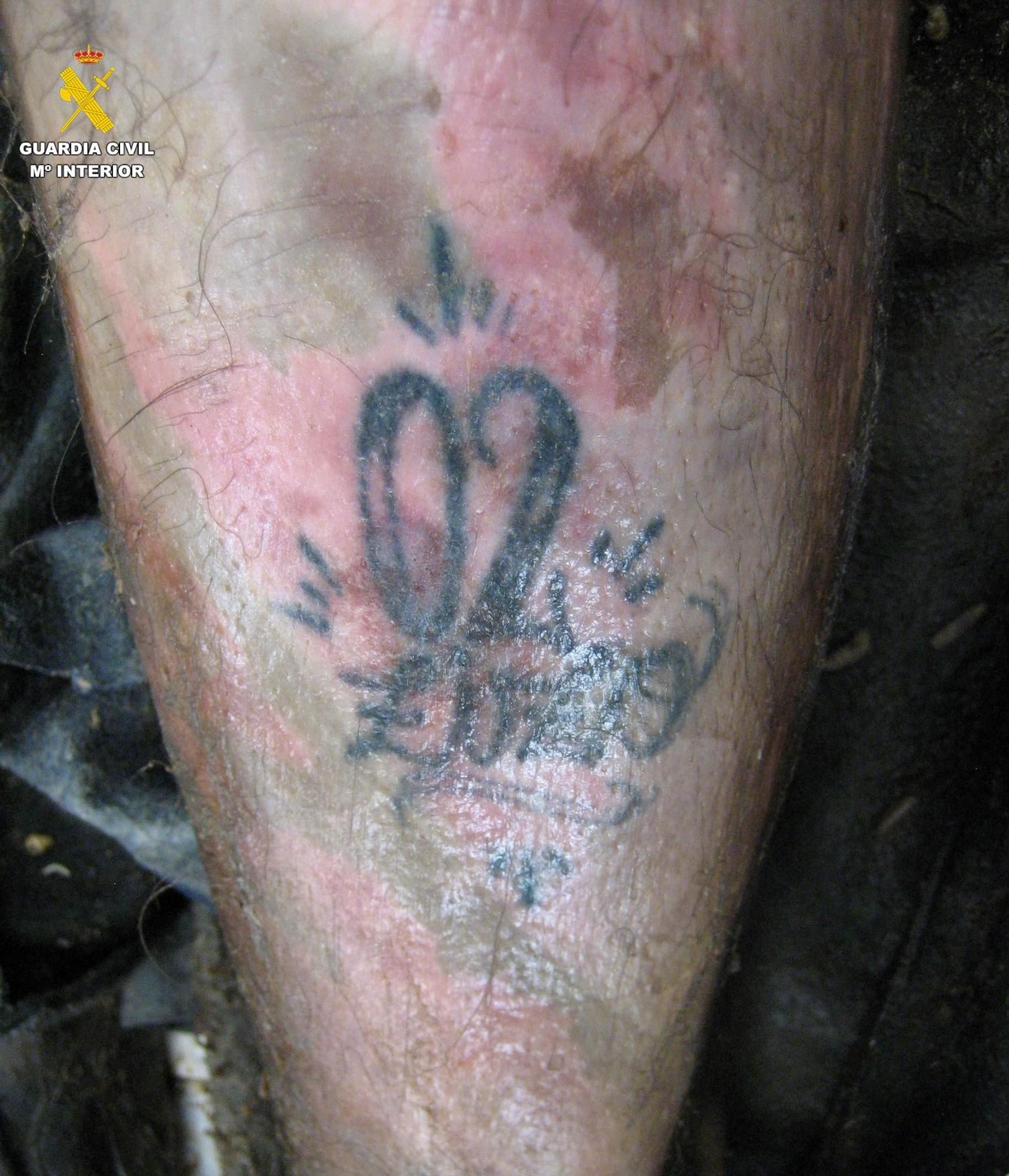 Tatuaje que el fallecido llevaba en la pierna.