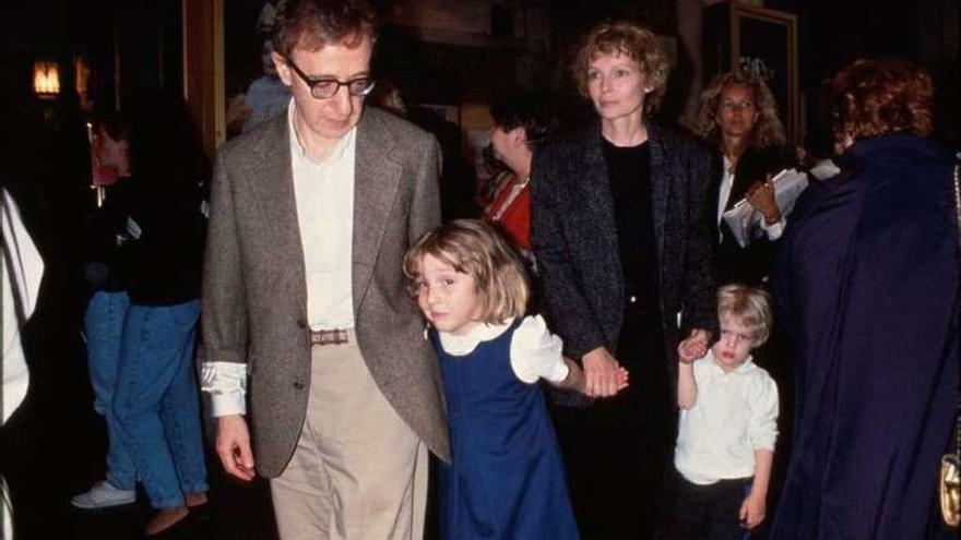 Woody Allen, con Dylan Farrow, Mia Farrow y Ronan Farrow.